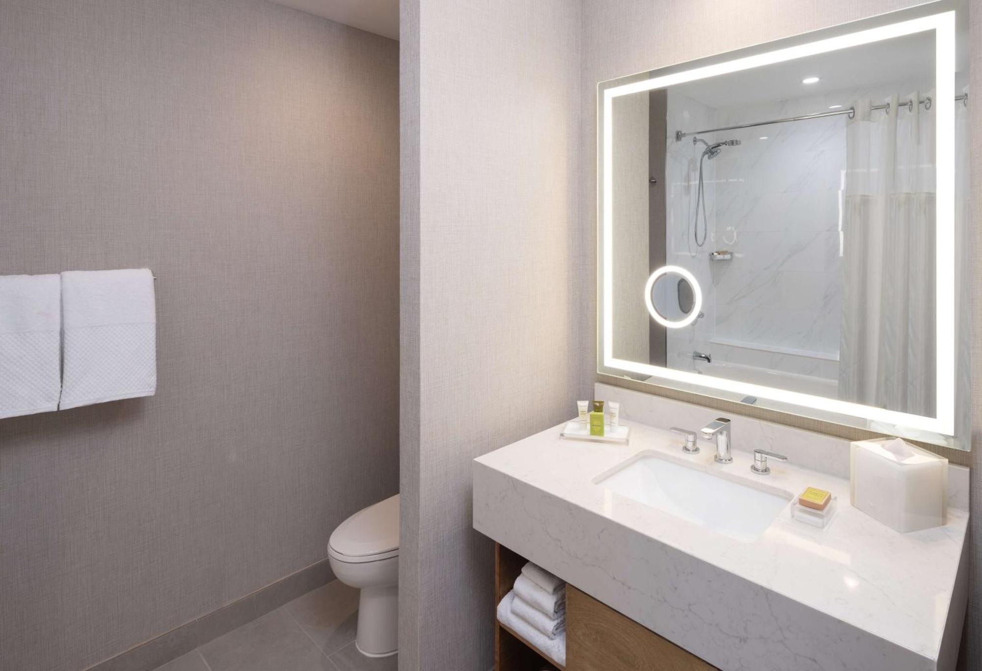 Zimmer mit 2 Queensize-Betten und Badewanne - für Gäste mit eingeschränkter Mobilität geeignet